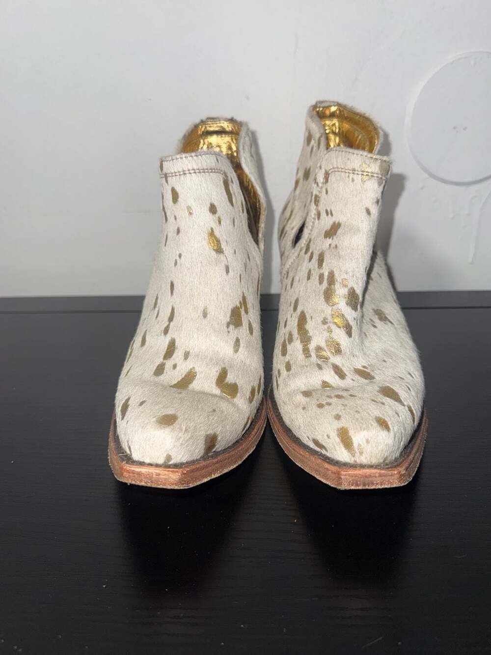 Ariat Women's Dixon White Metallic Hair On Booties 10041026